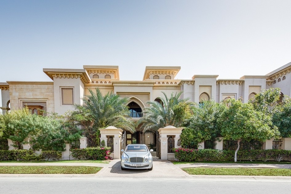 Offered in the real estate market in Dubai residential villas worth 110 million dirhams, which is considered one of the largest residential villas in Dubai, located opposite the golf course, "Montgomery" reality in Emirates Hills area. It consists villa of 10 bedrooms and 13 bathrooms and is awaiting able to afford to pay the high price tag, and sits on 40 804 square feet of space with distinctive views of the Dubai skyline from the balcony of the top floor, and is characterized by distinctive Batalaltha and they contain a large swimming pool, also includes 9 reception rooms , making its owner forced to hire a map to move between rooms without Itoh.